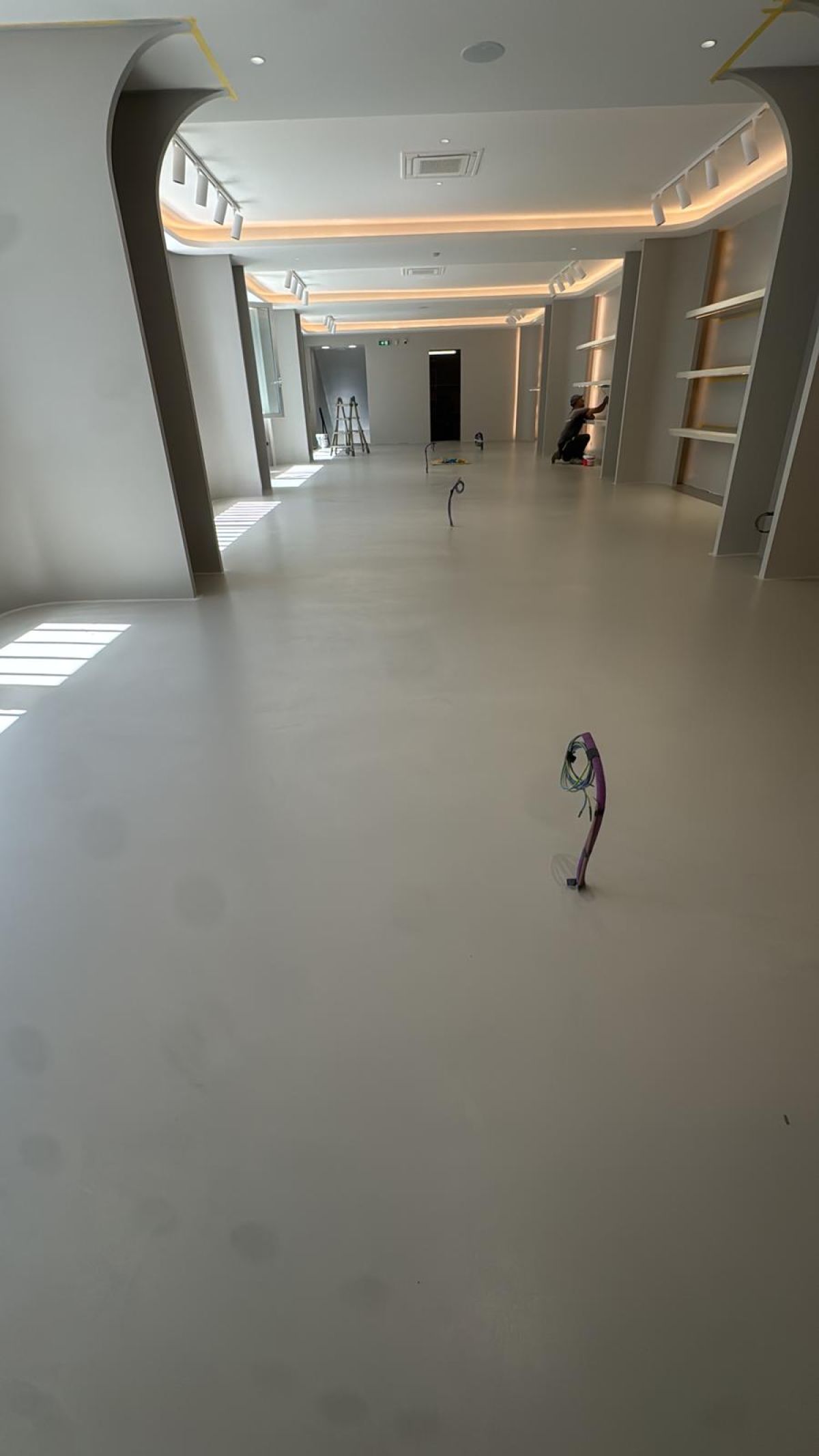 SHOWROOM PAVIMENTO PARETI MENSOLE RIVESTITE CON LA RESINA 