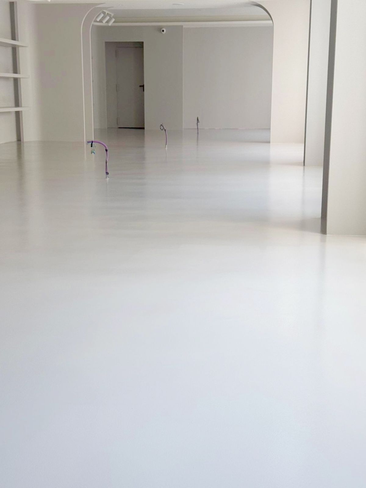 PAVIMENTO IN RESINA SHOWROOM