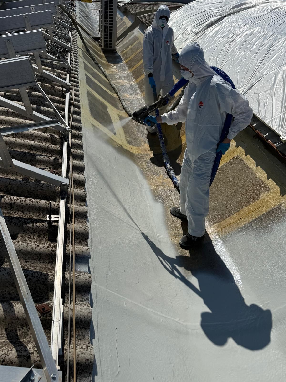 TETTO CON PANNELLI SOLARI GIA' INSTALLATI IMPERMEABILIZZATO A REGOLA D'ARTE